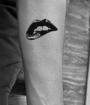 Sexy_Lips semi permanent tattoo