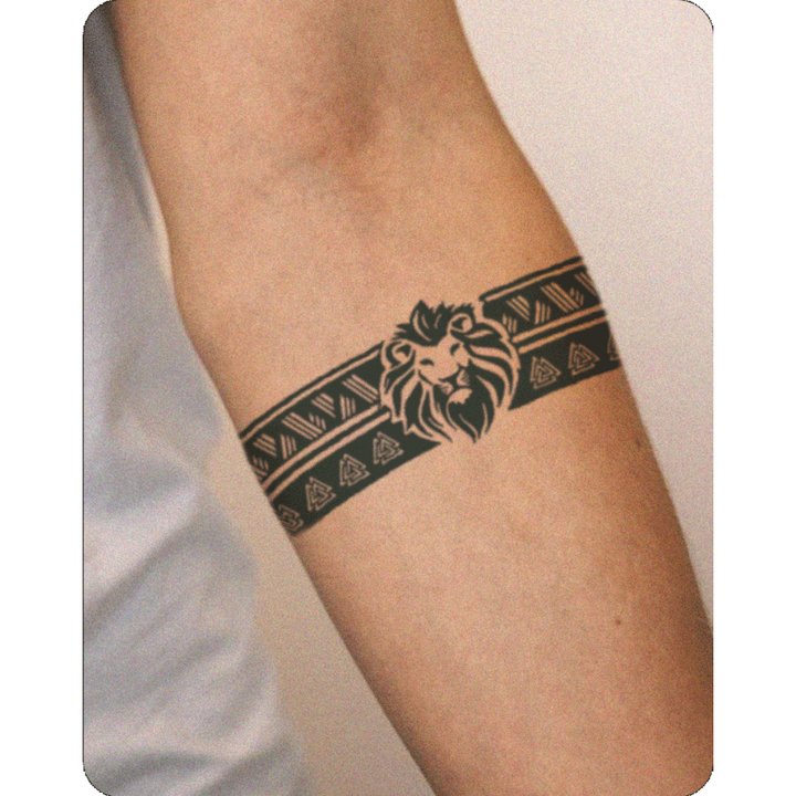 Lion's Legacy Armband Tattoo