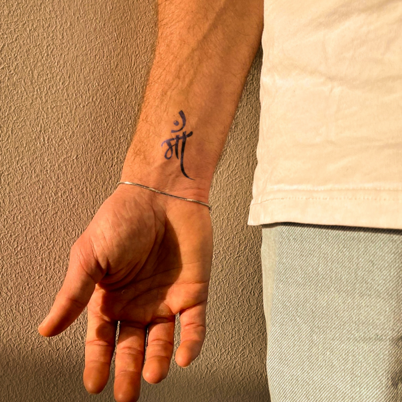 Maa Hindi on wrist